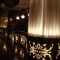這是飯店櫃台，白色布幔在燈光的映照下，彷彿置身夜店的迷醉。