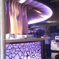 這是帝樂文娜的餐廳，簡單的造型層板搭配適度燈光，點亮整個空間的華麗，不需昂貴材質，只在於設計者的巧思。