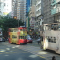 每一台叮叮電車都身穿五顏六色的外衣，只行駛在香港島，我們住的九龍半島就沒這種車。上下二層極為擁擠，無玻璃窗無空調，跟大街上滿滿的人潮相映成趣，這是香港特有的景象，來香港玩，一定要搭乘一下體會體會。