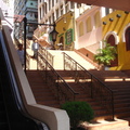 走上這層層階梯，是九龍著名的酒吧街「諾士佛臺」（小蘭桂坊之稱），正巧位於「帝樂文娜公館」後方，五顏六色的建築很有異國風情。