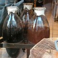如果你有機會到歐洲﹐看到店家擺設類似實驗室的玻離大瓶子﹐那可能是賣手工釀造醋﹐或是水果酒。