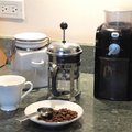 焙烤過的咖啡豆、FRENCH PRESS、及磨咖啡器