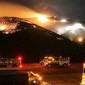 Firefighters battle a wind driven brush fire in Angeles National Forest near Castaic, Calif. on Sunday, Oct. 21, 2007.
在Angeles National Forest ，天使國家森林區內的火場

這是唯一不屬於橙縣這次十月大火的火場照片。