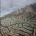 The Orange County Fire burns east of Irvine, Calif. on Monday, Oct. 22, 2007. 
10/22 星期一，大火在橙縣爾灣市東繼續燃燒