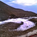旁邊就是鹽山！地板上的鹽！好像剛才真的下過雪一樣喔！