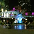 台北101百貨公司旁的廣場，後面是【世貿中心】