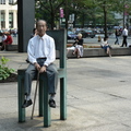 2007年，岳父坐到多倫多城中廣場的一個『高大的』椅子上
