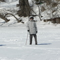 93歲了，還要跟我們往結著厚冰的湖中走，這會兒，拐杖是真的用來幫走路的了