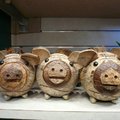 在關島的紀念品商店 ，看到熟悉的三隻小豬