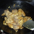 雞翅下去後，炒到肉變色