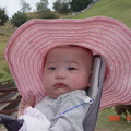 未滿三個月，沒想到我戴粉紅色的帽子還蠻好看的。
【拍攝地點】南投清境青青草原
【拍攝時間】第90天(2009年9月20日)