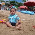 【拍攝地點】屏東墾丁南灣沙灘【拍攝時間】1歲 3個月 又17天