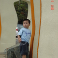 【拍攝地點】國立臺灣美術館前綠園道【拍攝時間】1歲 10個月 又 23天