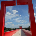 紅色拱門橋近照