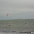 駕著風浪板或拖曳傘與海拼搏的愛好運動人士