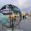 海港碼頭上的地球儀