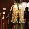 乾隆皇帝騎獵時穿的黄袍和鋼盔、及「神鋒」寶劍