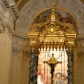 拿破崙墓室的聖壇，背面巨大的玻璃窗隔壁就是聖路易教堂