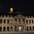 夜幕低垂下的月光照耀著聖路易教堂入口與後方的金頂