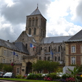 前方是費康市政廳,後方即是聖三修道院(Abbatiale de la Sainte-Trinité)