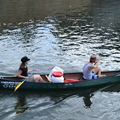 河中划獨木舟的情侶