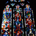 教堂內有如幾何圖案的彩繪玻璃