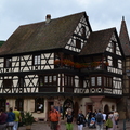 位在橋旁的1594年半木造屋包括了各種阿爾薩斯建築的形式