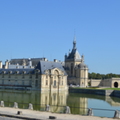 位於巴黎北方的香提伊堡 [Chateau de Chantilly]建築雄偉壯麗 于1998列入世界文化遺產 7,800公頃的花園造景 以幾何對稱及雕像為主 博物館內展示都是17至19世紀著名藝術家的繪畫 雕塑 素描都是真跡寶物