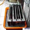 靜電除油煙機高低壓網：高低壓網清洗過程。