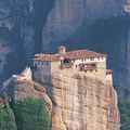 像是岩石直接雕鑿而成的修道院. Meteora