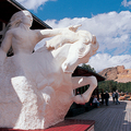 Crazy Horse 縮尺雕像 與其後正在雕鑿的山頭