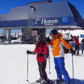 與好友在7th Heaven纜車站討論滑下山路徑 身穿橘色滑雪衣的正是在下