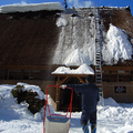 合掌村村民屋頂除雪