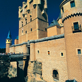 建築在險峻岩壁之上的Segovia城堡