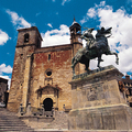主廣場上有「祕魯征服者」之稱的Francisco Pizarro紀念銅像. Trujillo