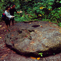 帛琉珍貴文化遺跡. 早期居民亞埔人（Yap）所使用的超巨大貨幣. Carp Island