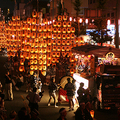 整條街都是豎立的竿燈蔚為奇觀. 秋田竿燈祭. 日本東北六大祭典