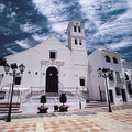 白色城鎮的純白色San Antonio教堂. Frigiliana