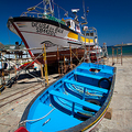 優美漁村Sesimbra色彩鮮艷的傳統漁船