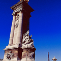 壯觀的Pont Alexander III, 遠方可見巴黎鐵塔相互輝映