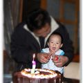 小小嘉滿一周歲了
爸爸教唱生日快樂歌