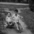 哥哥與我~~三輪車是小時候最愛的玩具,記得只有一部,但是兄弟妹三人輪流輢,從不爭吵過...