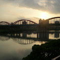 夕陽和橋墩