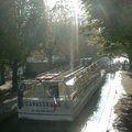 初秋早晨的陽光灑在運河上