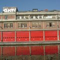 一排漆著紅門的倉庫，聖馬當運河的終點