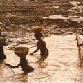 幾內亞比索，一個位於非洲西海岸的小國家，1991/12-1993/12。
掃描的照片，顏色有些黃，不是因為相片的年代太久的緣故，而是因為幾比的韓國照相館的藥水品質不佳，這照片剛洗好的時候就是這顏色了。
