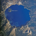 美國奧勒岡火山湖裡有個像金魚的巫師島