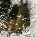 攝於'08.9/18,冰島,衛星照. 沙塵暴通常發生在赤道或中亞的乾涸湖床,但它也會發生在漸高的緯度.此圖的煙塵看來像是振翅向北北西飛去的灰粽色面紗,沙塵來源是巨大的Vatnaj?kull冰河北面!  我說~他們看起來簡直像雪啊!