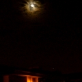 害羞的月亮及屋頂上的木星