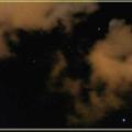在雲霧後露出光芒的Orion&Sirius